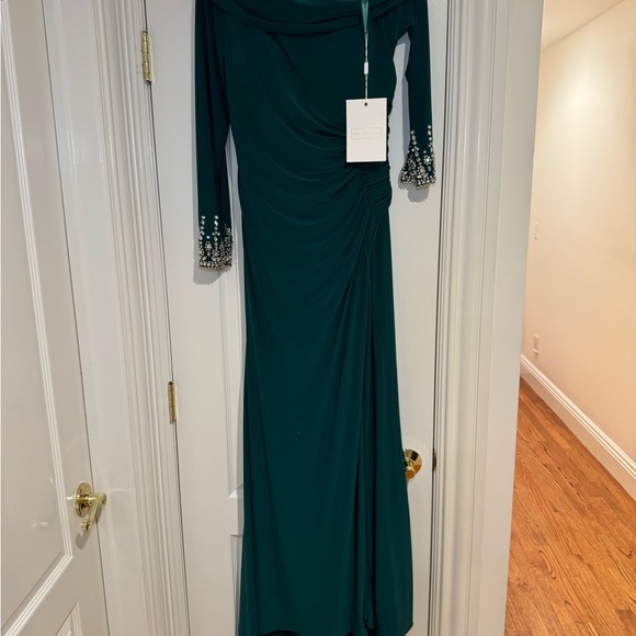 NWT MacDuggal Jewel Cuffed Asymmetrical Long Gown in Emerald Green Size 8 #12231 - Picture 4 of 13